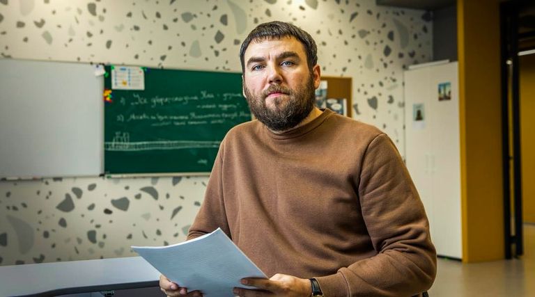 Артур Пройдаков – лучший учитель Украины по версии 2021 года и один из десяти лучших в мире по версии премии Global teacher prize 2023. На фото Артур Пройдаков находится в помещении своего класса в киевской школе.