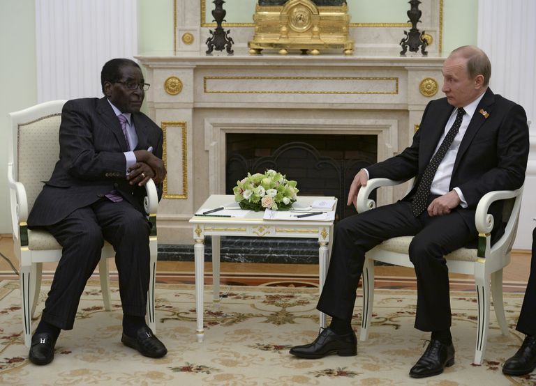 Путин принимает президента Зимбабве Роберта Мугабе в Москве за два года до свержения африканского лидера, который удерживал власть 30 лет, Москва, 10 мая 2015 года.
