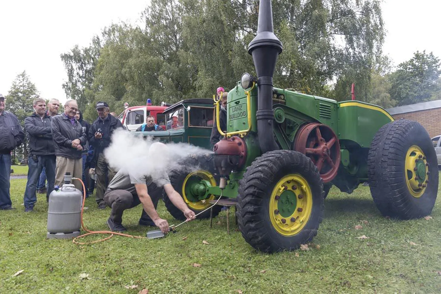 Laupäeval peetud Sürgavere külapäeva üheks pilgupüüdjaks sai Saksa sõjaväe transport­traktor. Oli tuld ja tossu, aga meestel jätkus visadust ja laadarahvas kuulis ka mootori tuksumise ära.