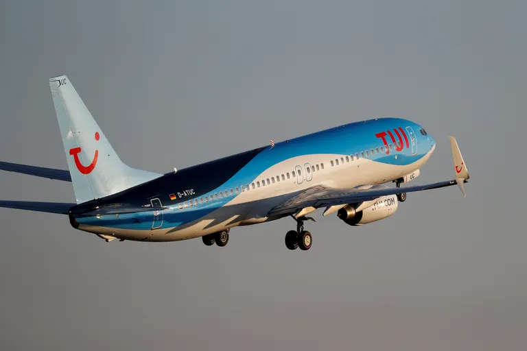 Reisifirma TUI fly Boeing 737-800 startimas Palma de Mallorcalt Hispaanias.