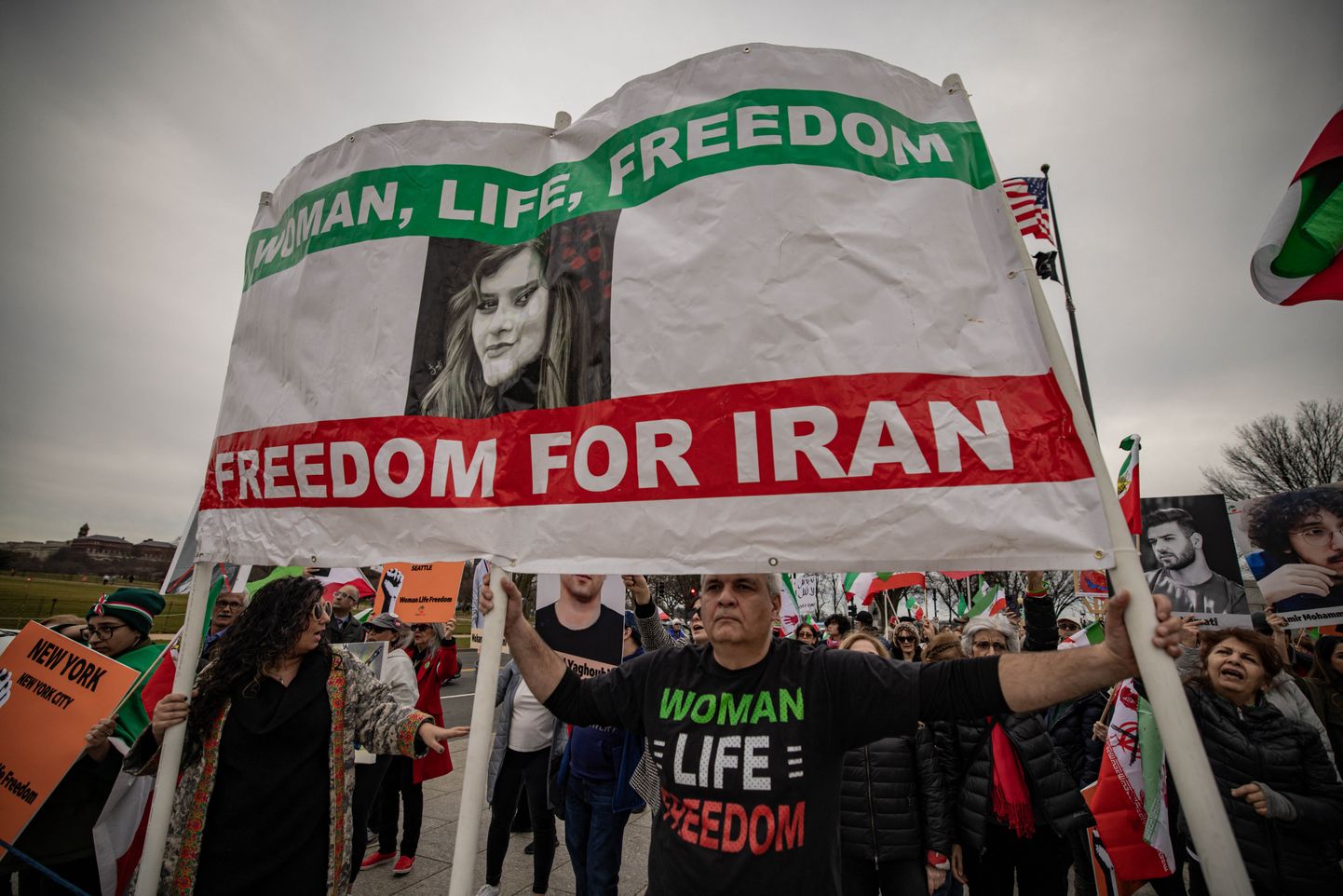 Iraanlanna Mahsa Amini surma järel tekkinud liikumise "Naine, elu, vabadus" protestijad rahvarohkel marsil 10. veebruaril USA pealinnas Washingtonis.
