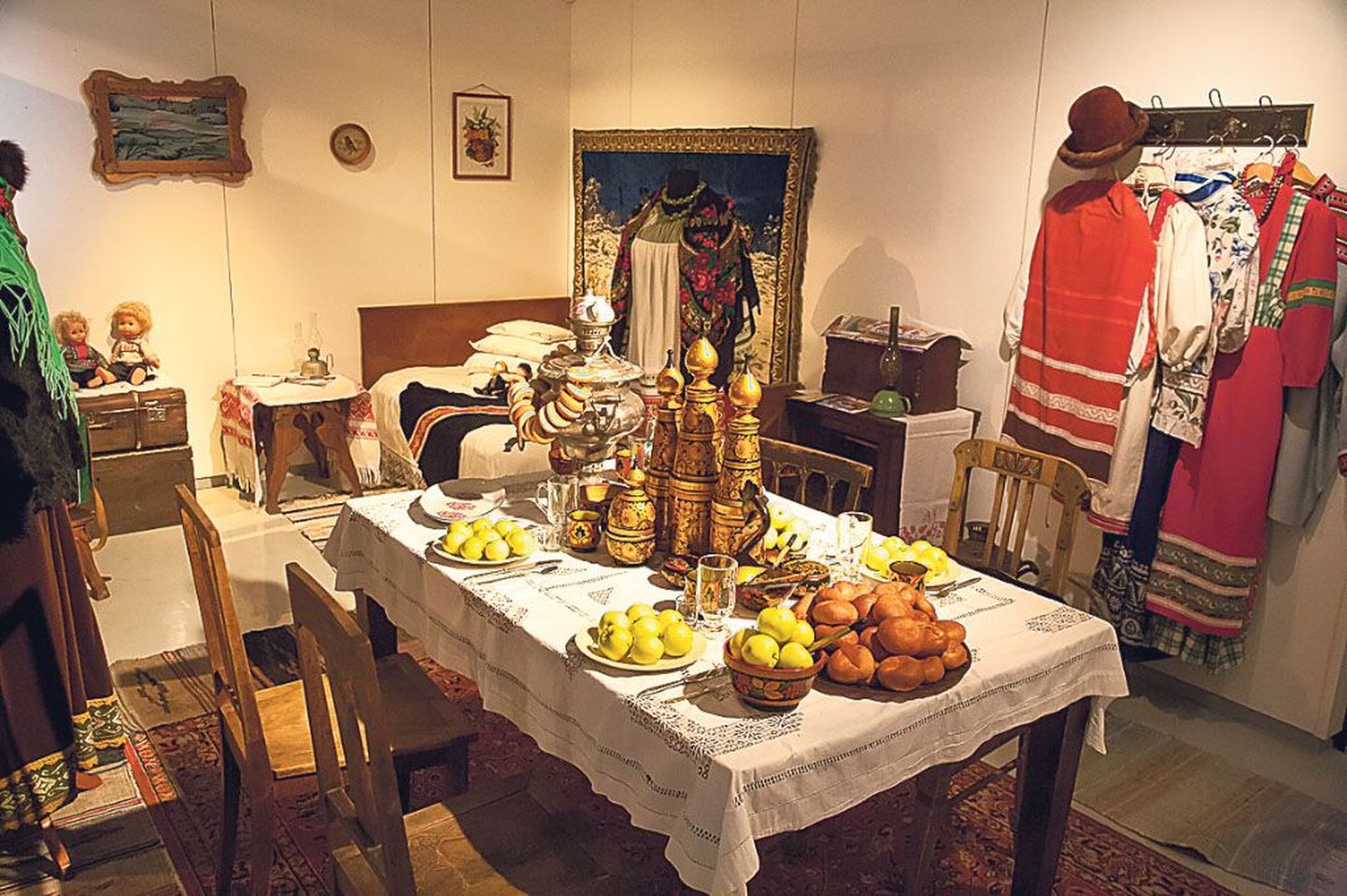 Näitusel “Talvine pühadering” on vene toas kaetud pühadelaud ja nagis ripuvad vene rahvariided.