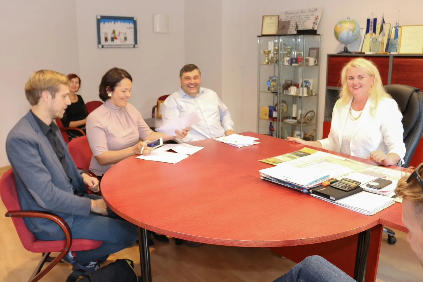 Külalised pealinnast võttis vastu Räpina vallavanem Enel Liin (paremal).