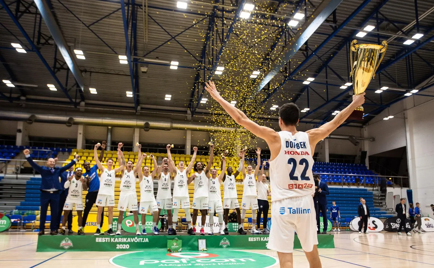 BC Kalev/Cramo triumfeerib, karikat hoiab käes meeskonna kapten Martin Dorbek.