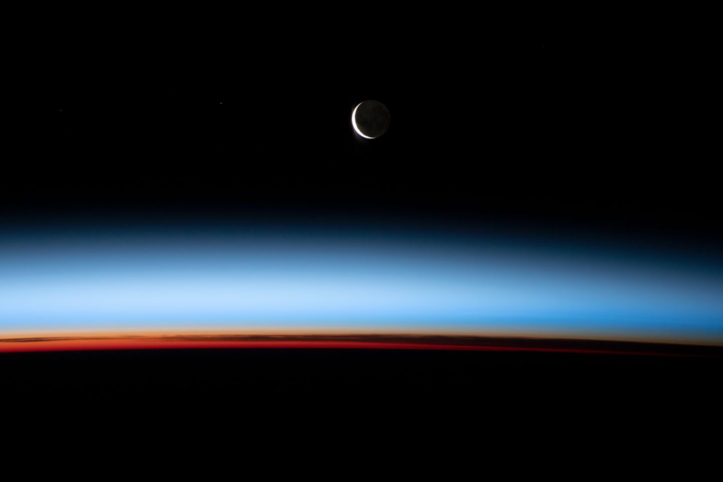 ISS-i asutronaudi tehtud foto päikeseloojangust ja kuusirbist