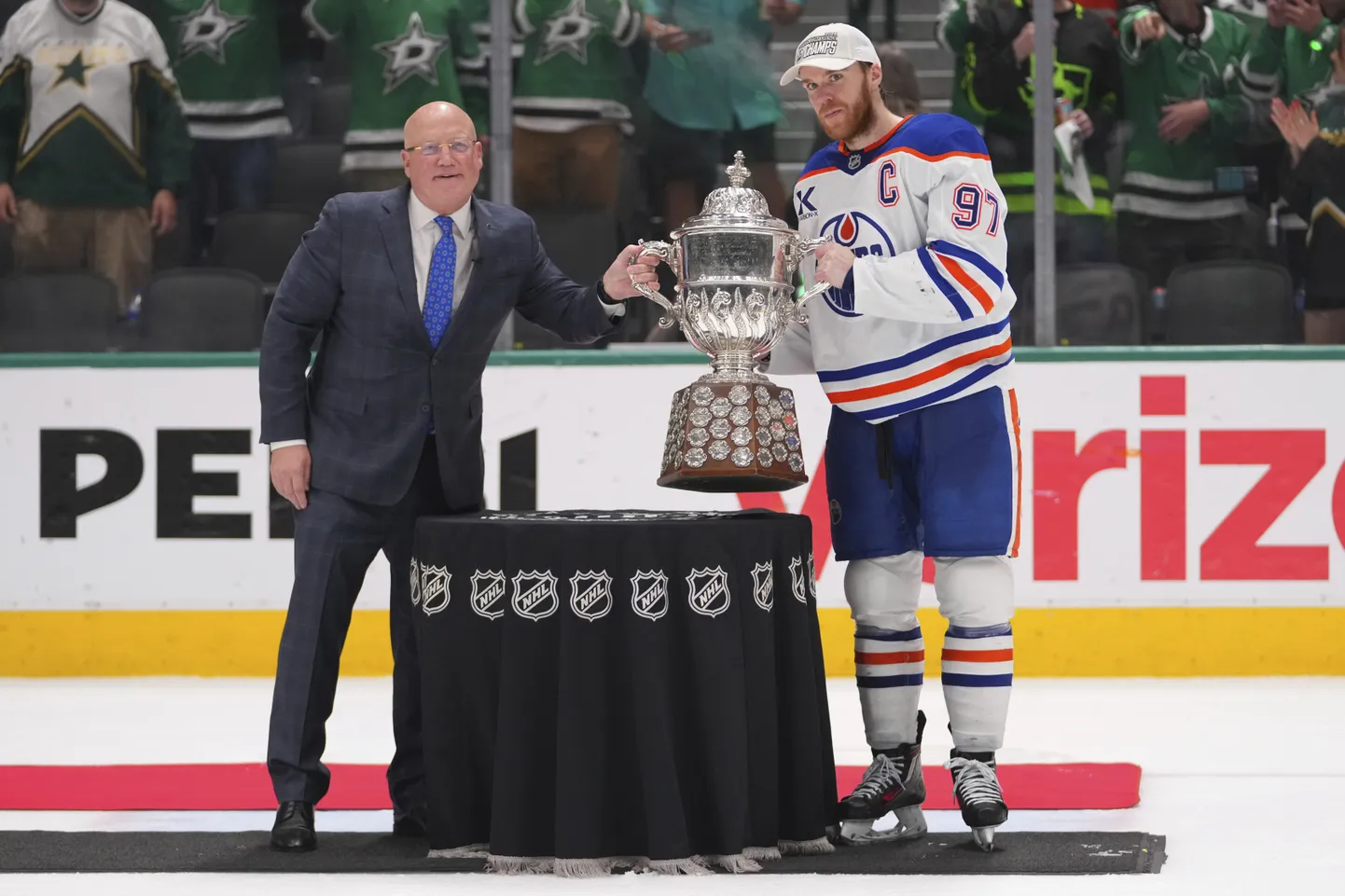 Konors Makdeivids ar NHL Rietumu konferences čempionu trofeju.