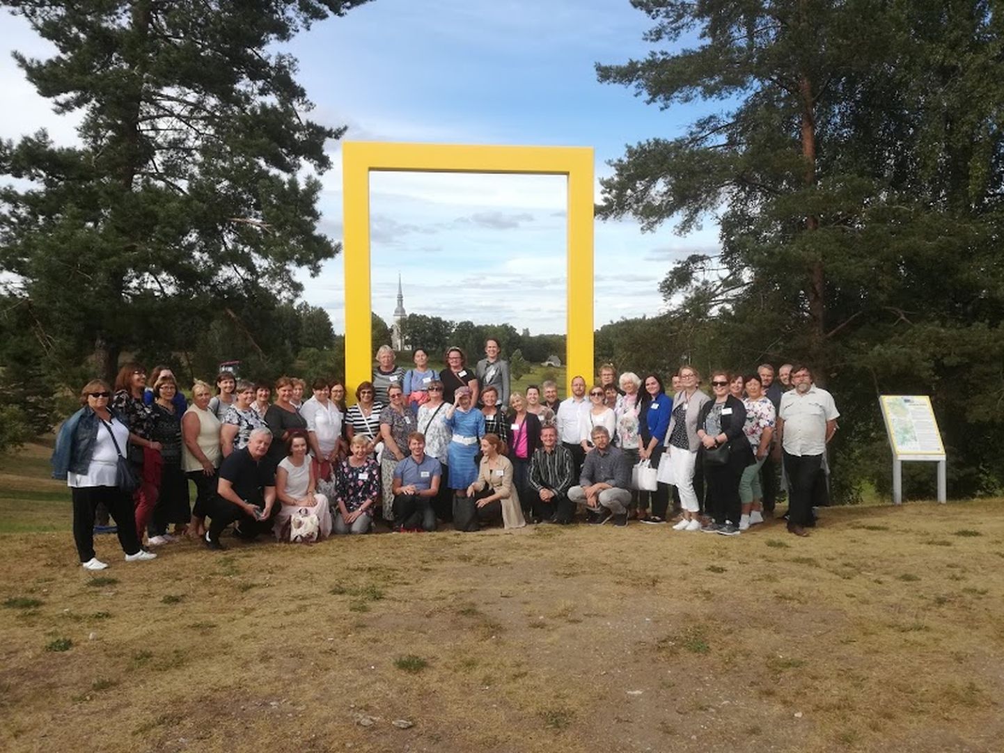 Fotol on seltsi liikmed 2018. aastal Valgamaa suvekoolis.