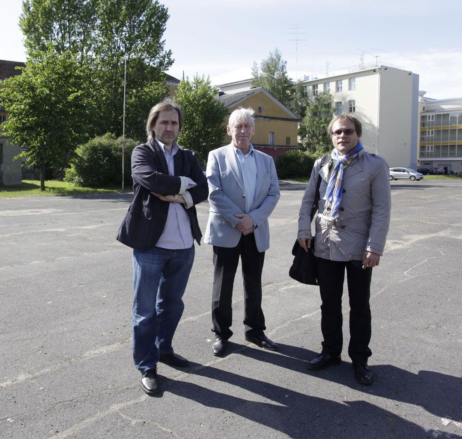 G. Otsa nimelise muusikakooli direktor Aarne Saluveer (vasakult), Tallinna balletikooli direktor Enn Suve ja Tallinna muusikakooli direktor Timo Steiner seismas Pärnu maantee ühiselamu taga, mille asemele peaks kerkima muusika- ja balletikool.