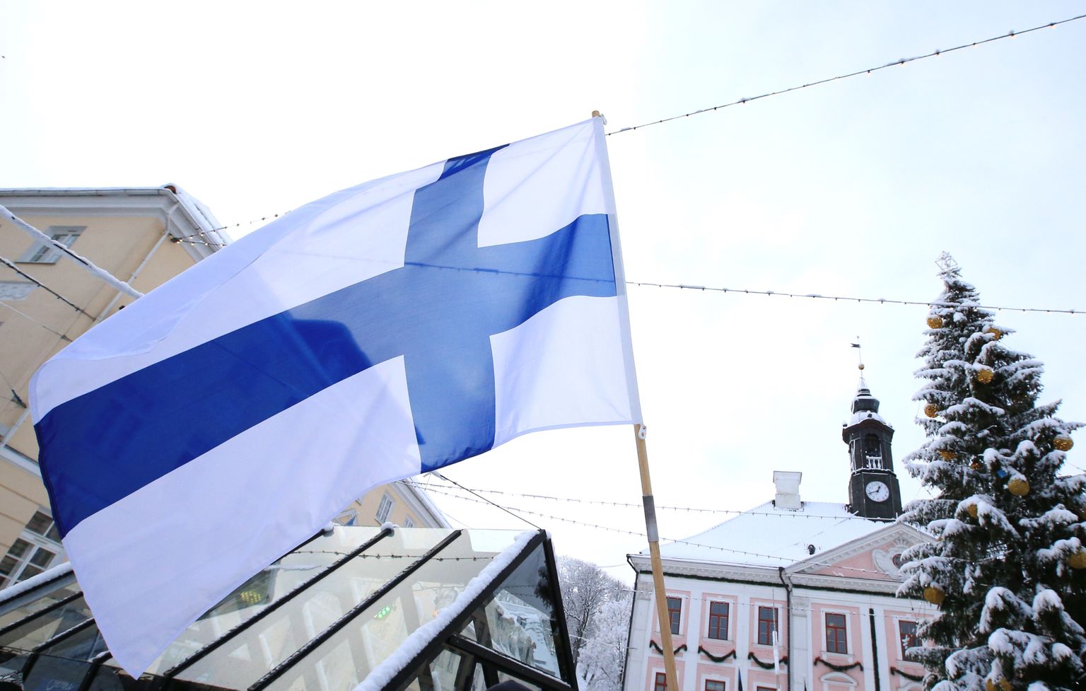 Soome Vabariigi lipp lehvib Tartu raeplatsil.