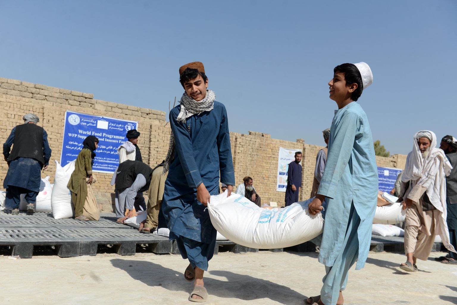 Maailma Toiduprogrammi abisaadetise jagamine Afganistanis Kandaharis.