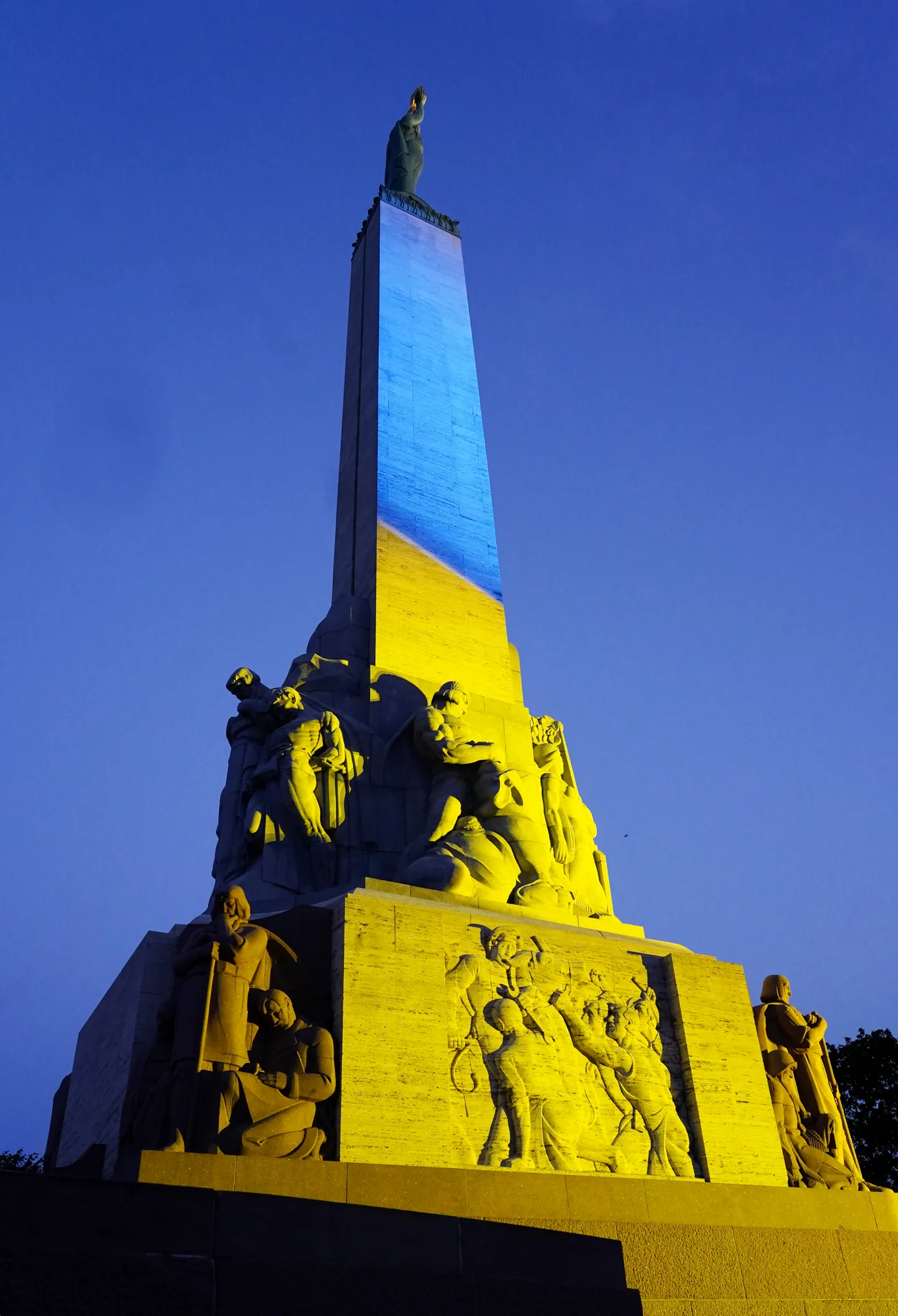 Atzīmējot Ukrainas Neatkarības dienu, Brīvības piemineklis izgaismots Ukrainas karoga krāsās.