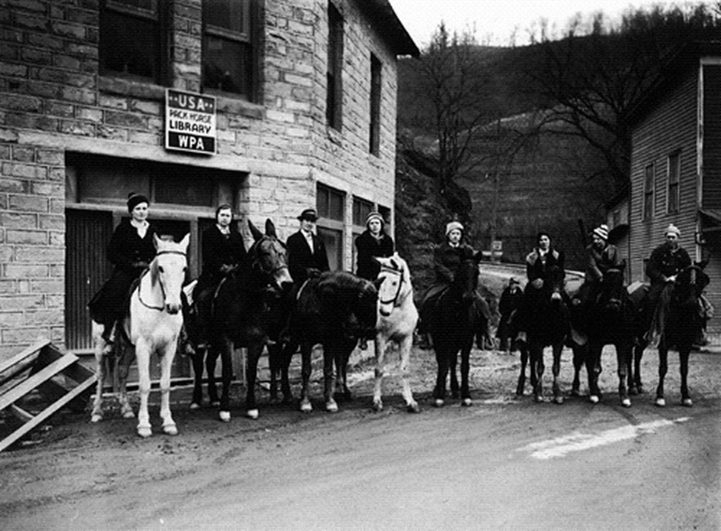 Pildil Pack Horse raamatukogu projekti liikmed Kentuckys.