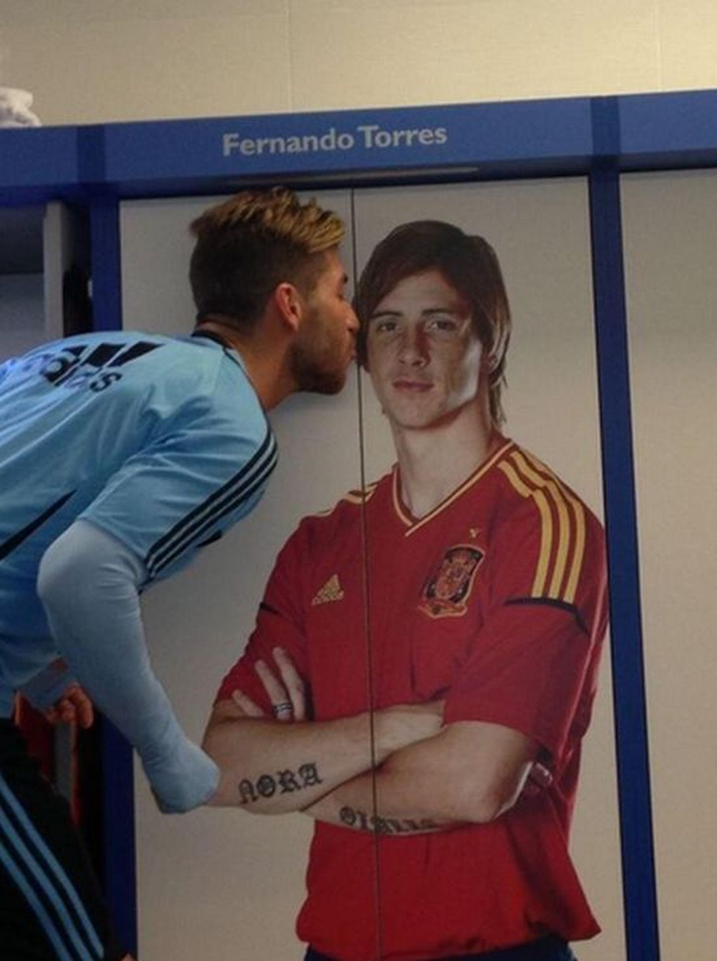 Sergio Ramos postitas Twitterisse pildi, kus ta musitab Fernando Torrese plakatit.
