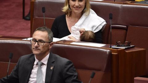 Сенатор Австралии во время заседания с гордостью покормила ребенка грудью 
