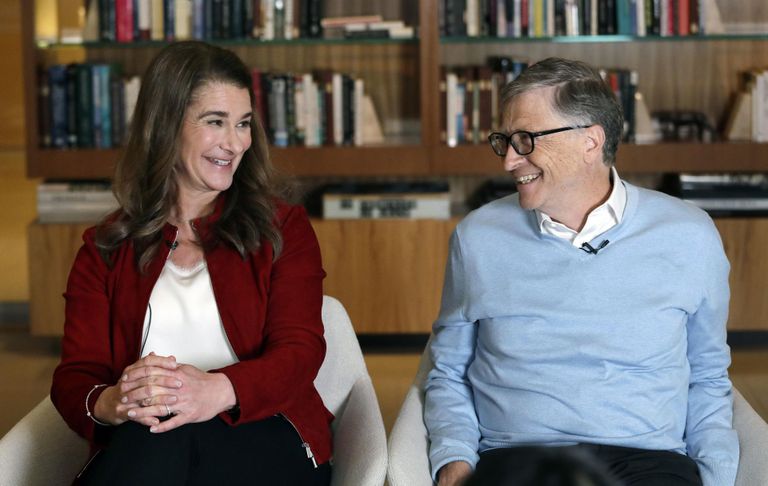 Билл и Мелинда Гейтс улыбаются друг другу на интервью в феврале 2019 года.