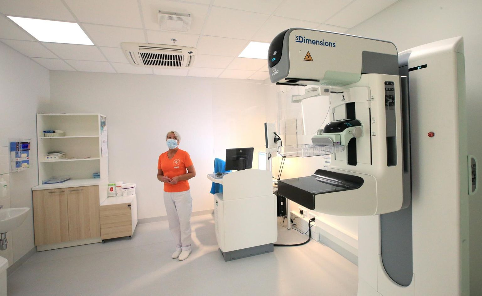 Radioloogiakliiniku tehnik Imbi Ojaste tutvustab uut rinnaröntgenikabinetti.