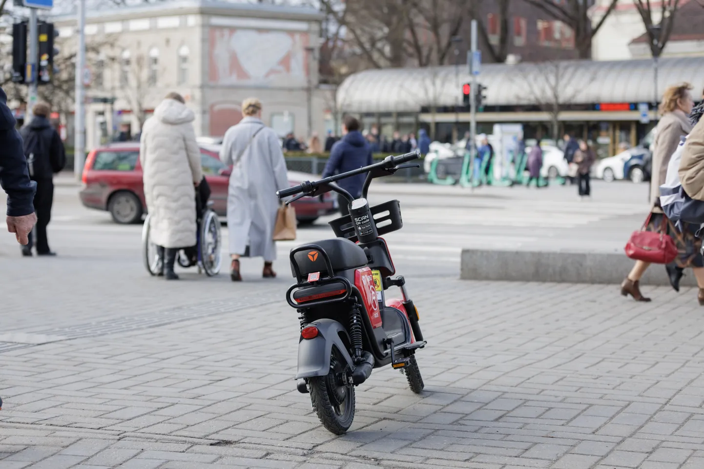Ride Mobility elektrimopeedid Tallinna südalinnas Tammsaare pargis.