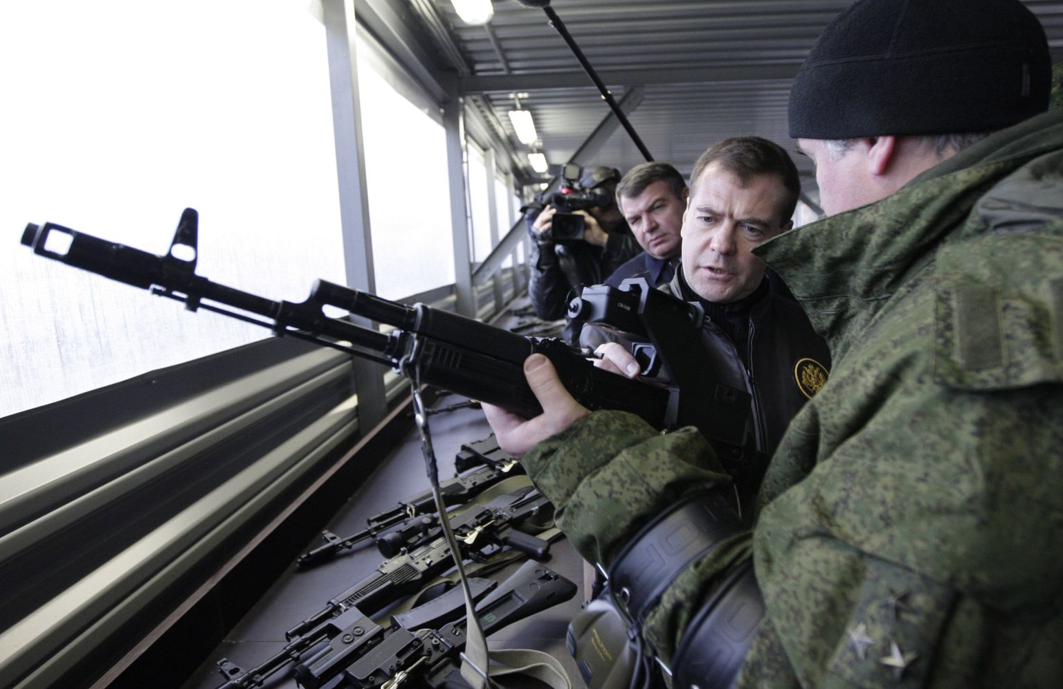 Vene president Dmitri Medvedev uurib sõjaväelaste kasutatavaid relvi Moskva lähedal asuvas treeningkeskuses.