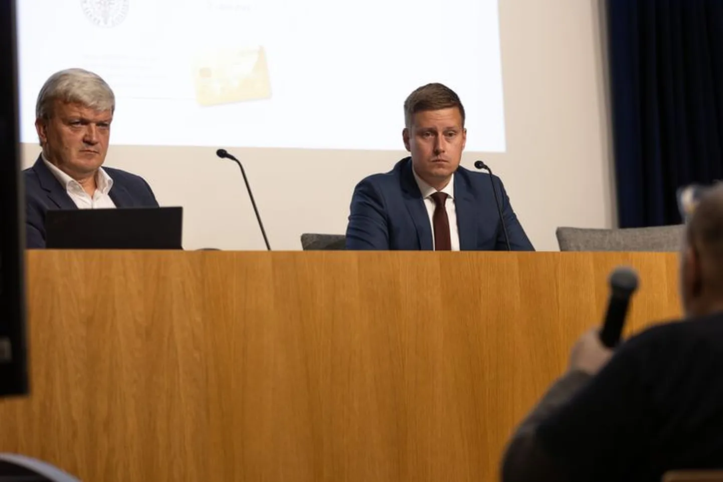 Majandusminister Erkki Keldo (vasakul) ja Konjunktuuriinstituudi direktor Peeter Raudsepp pressikonverentsil.