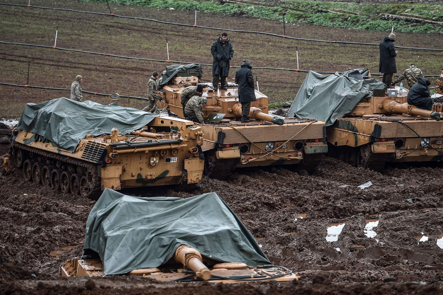 Türgi tankid Süüria piiri ääres.