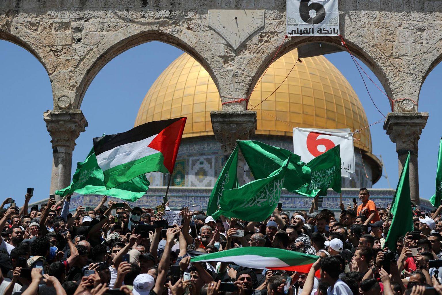 Ramadaani viimasel reedel 7. mail kogunesid palestiinlased Templimäele, et protesteerida palestiina perekondade väljatõstmise vastu Sheikh Jarrahis, kus on omandivaidlus käinud juba üle poole sajandi.