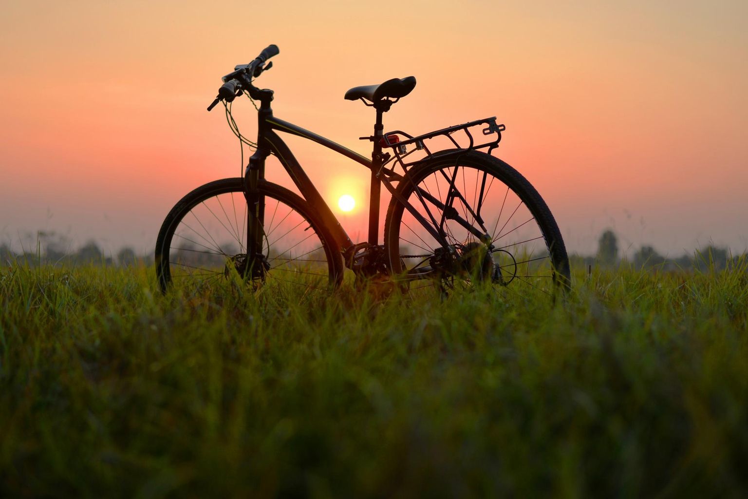 Üksildustunde vastu saab mõelda ka positiivselt, näiteks võib iga kell minna kelleltki luba küsimata rattaga loodusesse päikeseloojangut vaatama. 