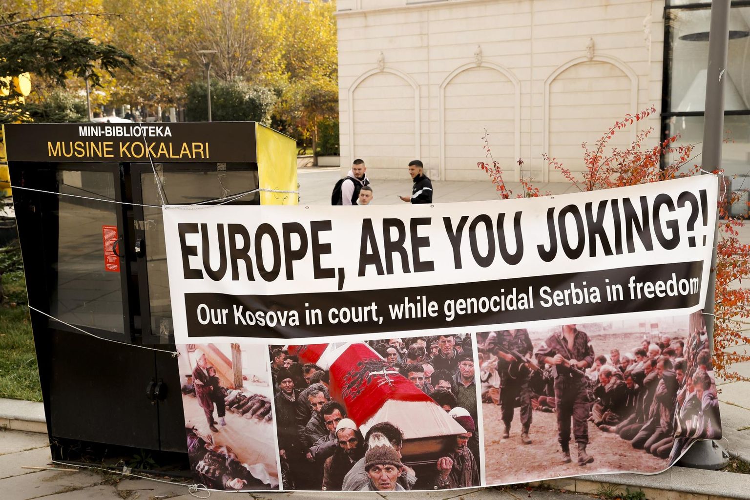Prištinas väljas olev plakat avaldab toetust sõjakuritegudes süüdistatud ekspresidendile Hashim Thaçile ja teistele Kosovo Vabastusarmee (UÇK) liidritele, tõmmates fotodega tähelepanu Serbia toime pandud koledustele paarikümne aasta taguses konfliktis. 