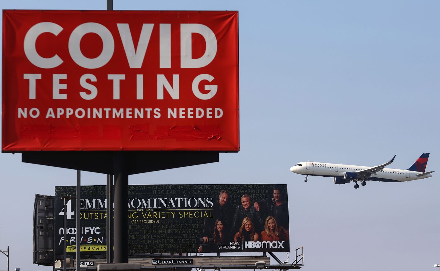 Delta Air Linesi lennuk maandumas Los Angelesi lennuväljal.