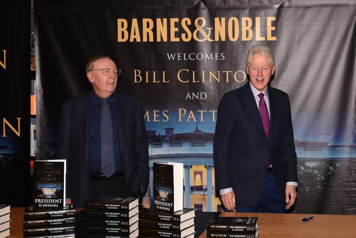 Romaani «Presidenti pole Valges Majas» autorid James Patterson (vasakul) ja Bill Clinton teisipäeval raamatuesitlusel New Yorgis.