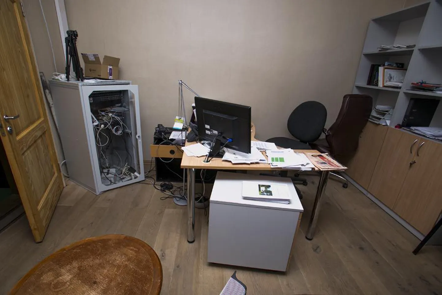 Kui keskkriminaalpolitsei ametnikud olid Tõnu Kiviloo kabineti läbi otsinud ning sealt sülearvuti ja serveri kaasa võtnud, jäi järele paras tohuvabohu. Eile keskpäeval, kui Sakala tuppa pilgu heitis, istus vallavanem veel trellide taga.