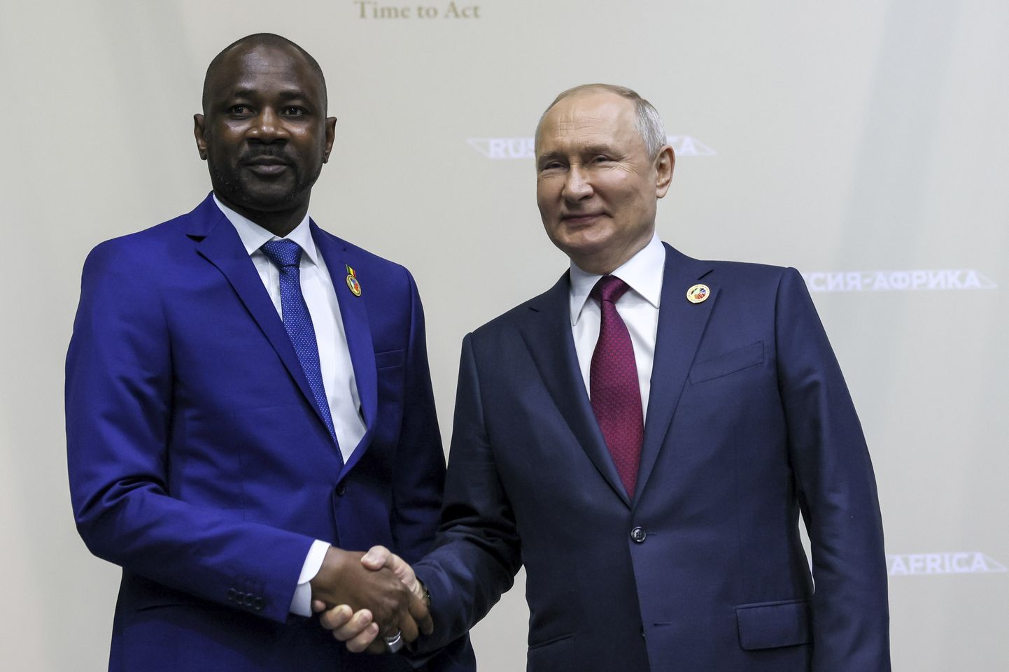 Venemaa president Vladimir Putin ja Mali sõjaväehunta juhitava üleminekuvalitsuse president Assimi Goita mullu juuli lõpus Peterburis Venemaa-Aafrika tippkohtumisel.