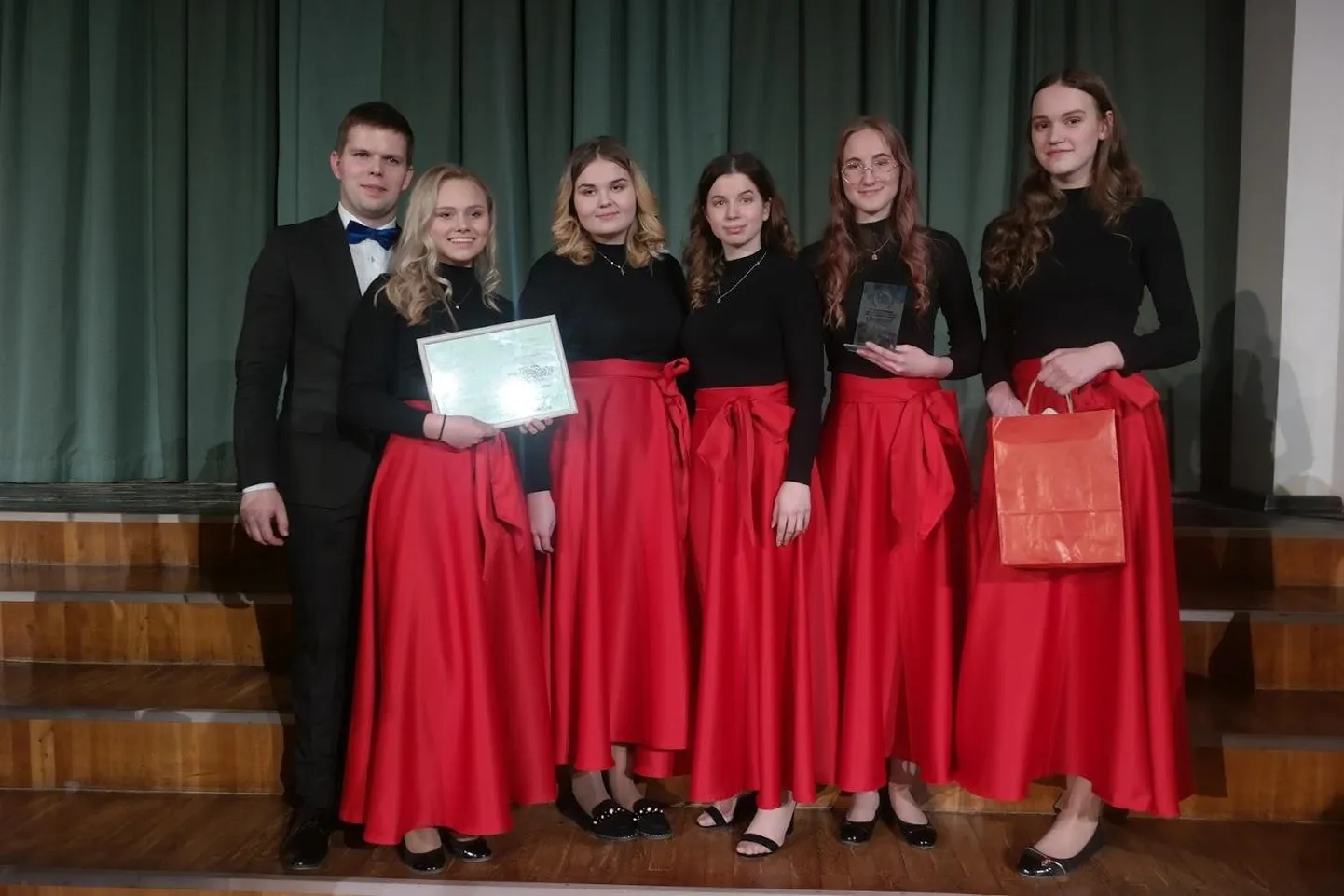 Riivo Jõgi ja tema võidukad juhendatavad Sireli Salum (vasakult), Elisabeth Pehk, Eeva Peršin, Marleen Vasser ja Maara Parhomenko.
