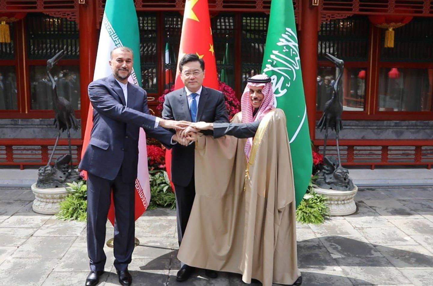 Iraani välisminister Hussein Amir-Abdoulahian (vasakul), Hiina välisminister Qin Gang (keskel) ja Saudi välisminister prints Faisal bin Farhan Al Saud (paremal) Pekingis.