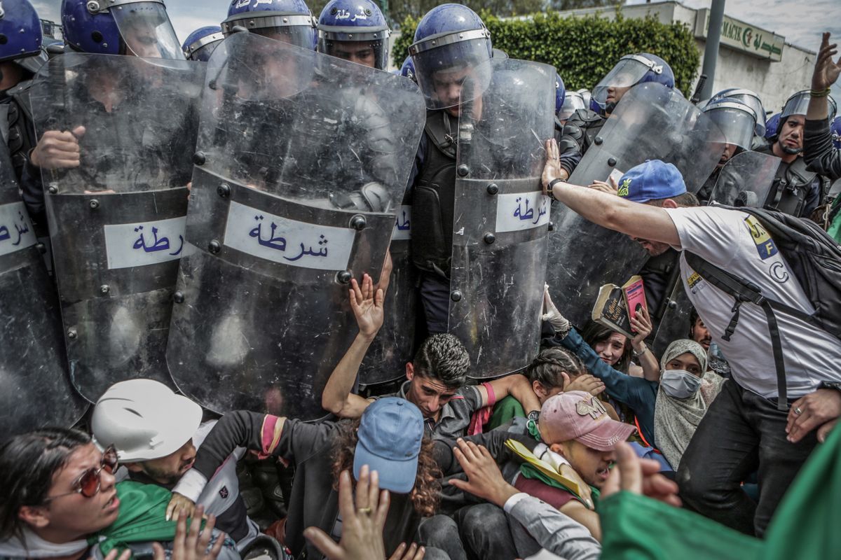 Alžeeria tudengid võitlemas politseiga valitsusvastasel protestil.