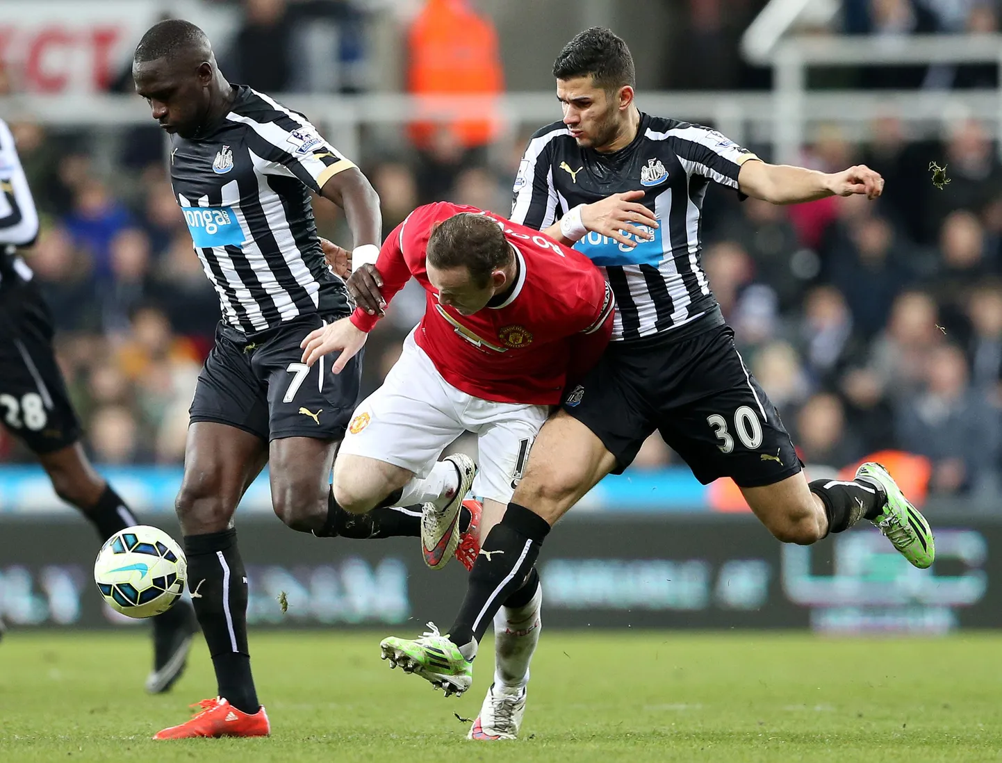 Wayne Rooney (keskel) ja Moussa Sissoko (vasakul) on kiired mängumehed.