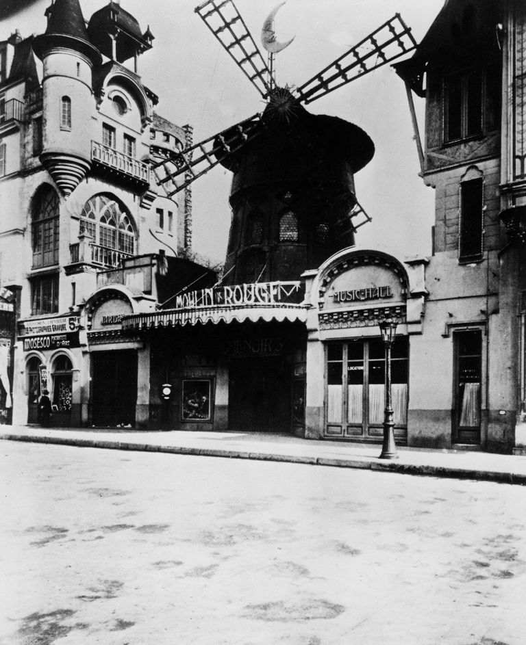 Foto Moulin Rouge'ist on tehtud 1890. aastal, kaks aastat pärast kabaree avamist. Selle katusel on näha tuuleveskit, mis on kujunenud kabaree üheks äratuntavaks sümboliks.