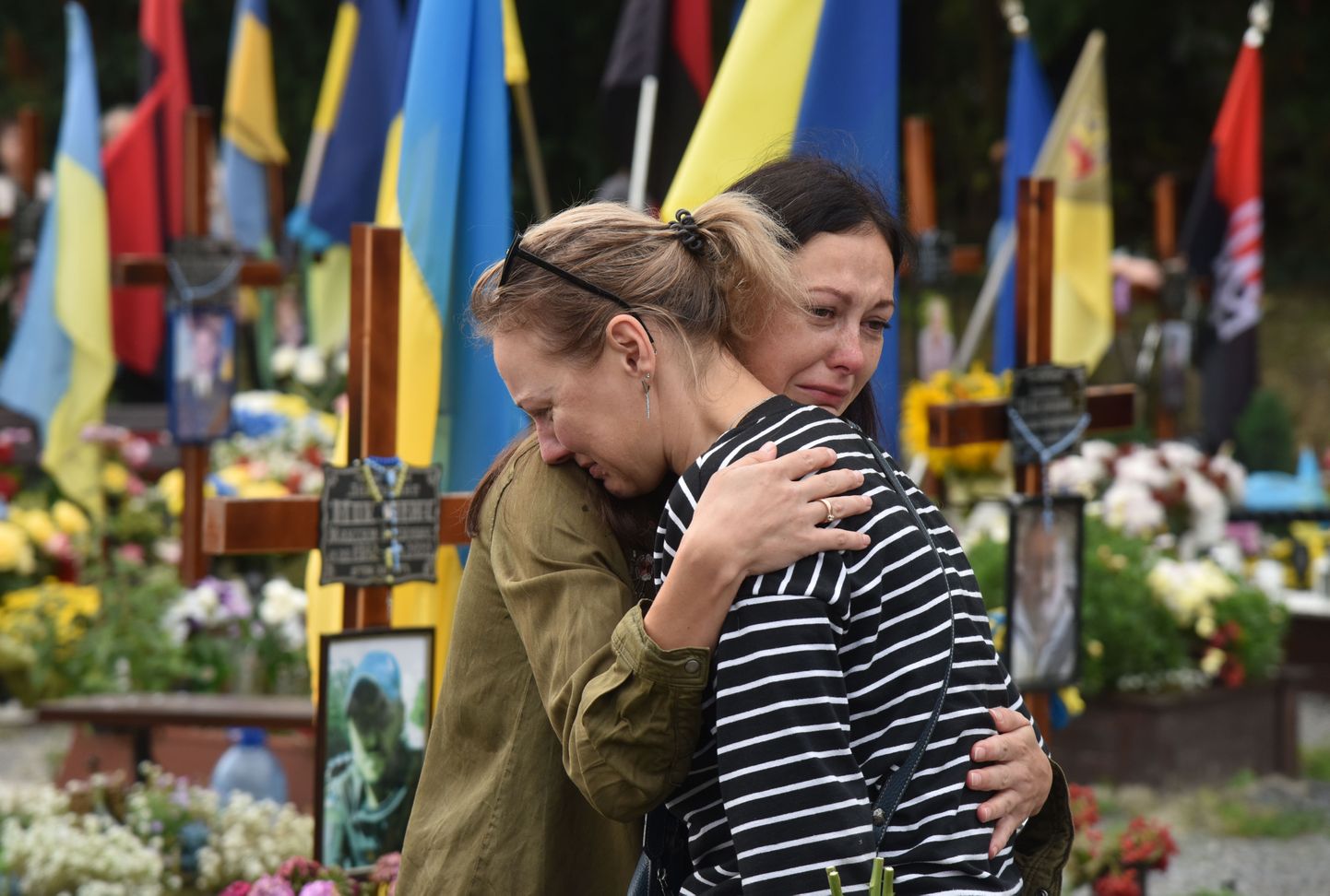 Ukrainlannad nutmas Livivi Lõšakivi surnuaial, kuhu on maetud palju Ukraina sõdureid. Foto on tehtud 1. oktoobril 2023, mil tähistati Ukraina kaitsjate päeva.