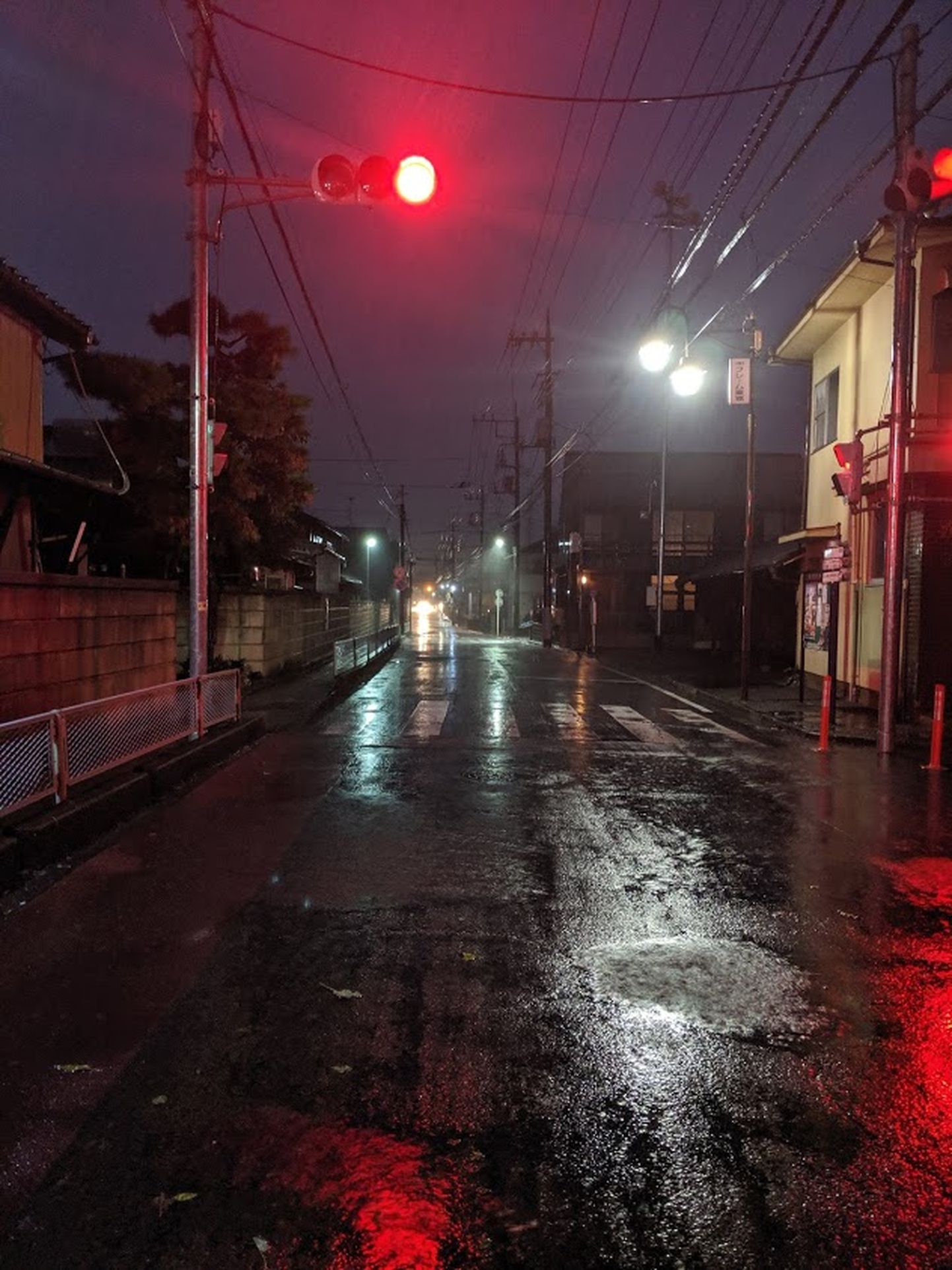 Из-за приближающегося тайфуна на улице стемнело уже днем.