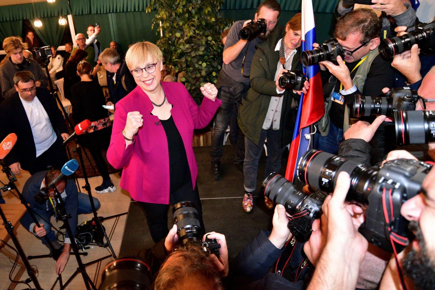 Sõltumatuna kandideerinud Nataša Pirc Musar rõõmustab üleeile õhtul pärast valimistulemuste selgumist Sloveenia järgmiseks presidendiks saamise üle. FOTO: Igor Kupljenik/epa/scanpix
