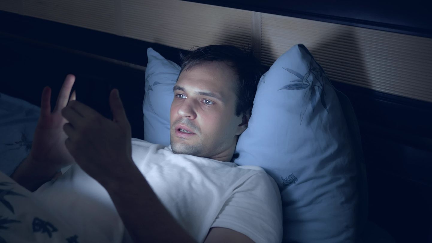 Telefoniekraanist eralduv sinine valgus häirib unehormooni ehk melatoniini tootmist, mis takistab magamajäämist