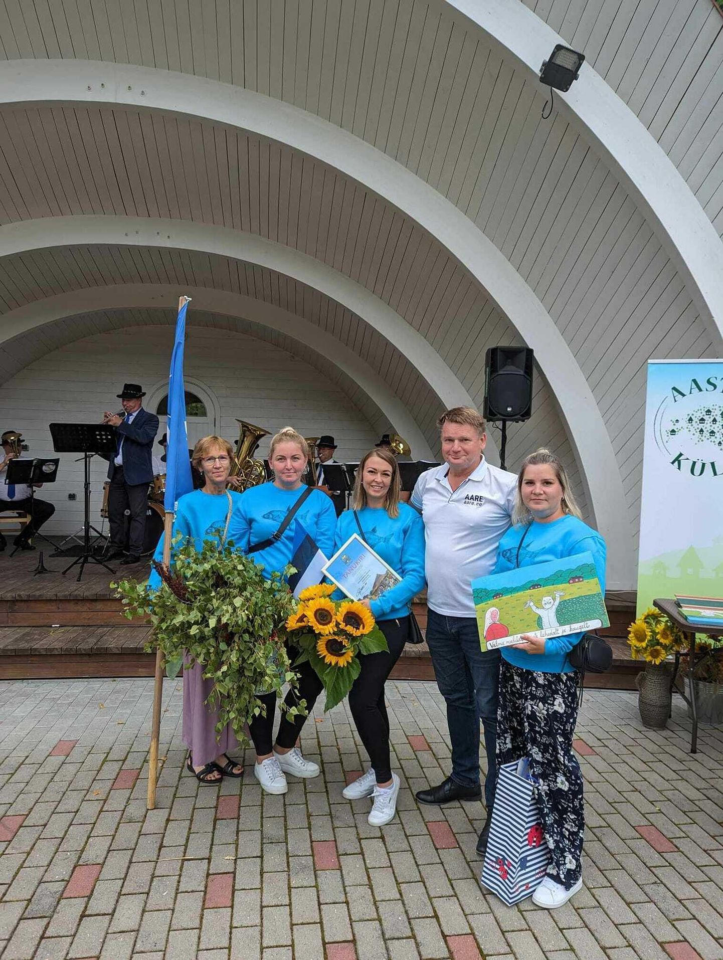 Maaturismi ühingu nõukogu liige Aare Rebban andis laupäeval Eesti aasta küla konkursil Valmale kõige külalislahkema küla tiitli.