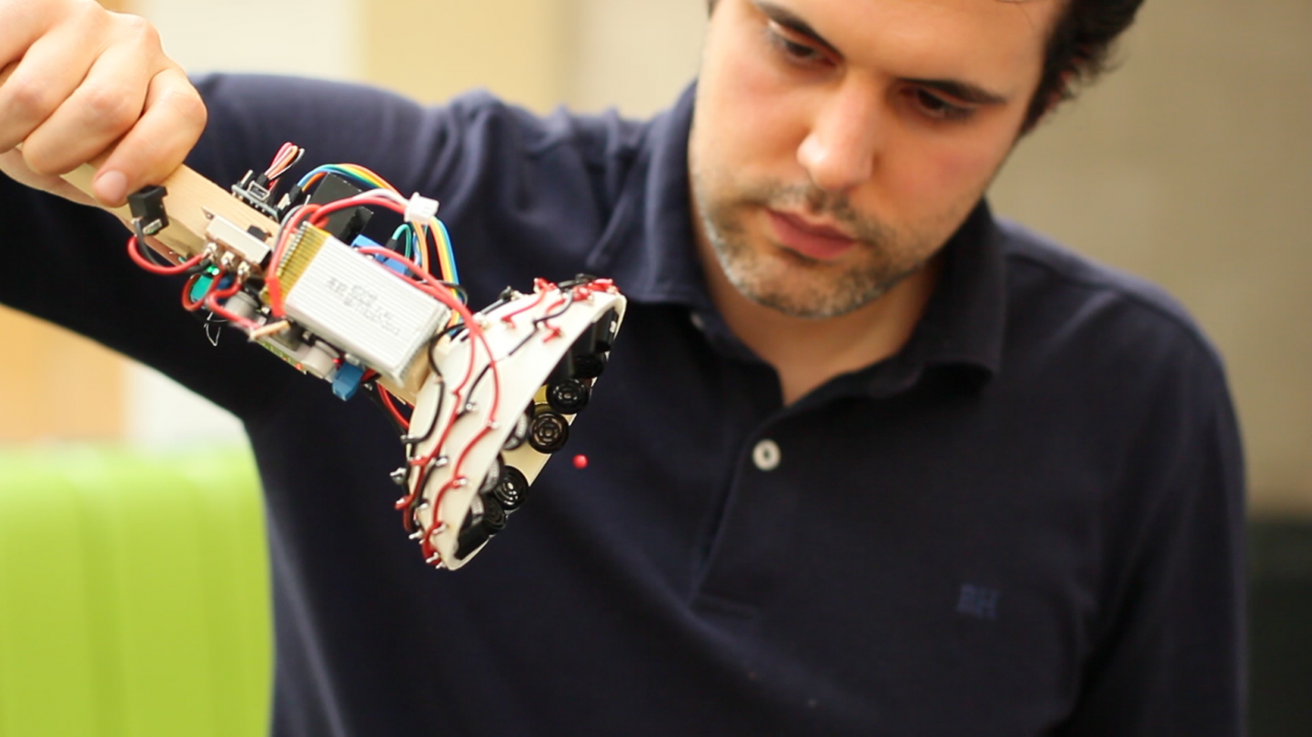 Insener Asier Marzo liigutab 3 mm läbimõõduga plastik-kera enda leiutatud mobiilse tõmbekiirega.