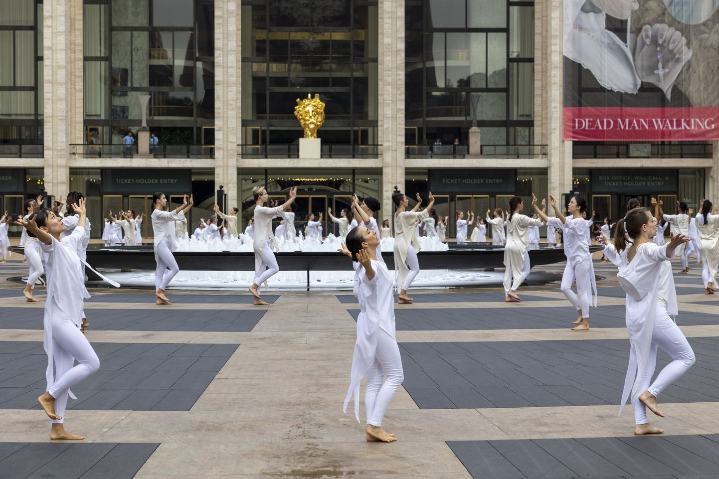 New Yorgis Lincoln Centeri keskuses mälestati 11. septembri terrorirünnakuid rituaalse kavaga, mille koreograaf on Jacqulyn Buglisi. Üleskutse rahu nimel tegutseda hõlmas enam kui 150 tantsijat, muusikut ja lauljat