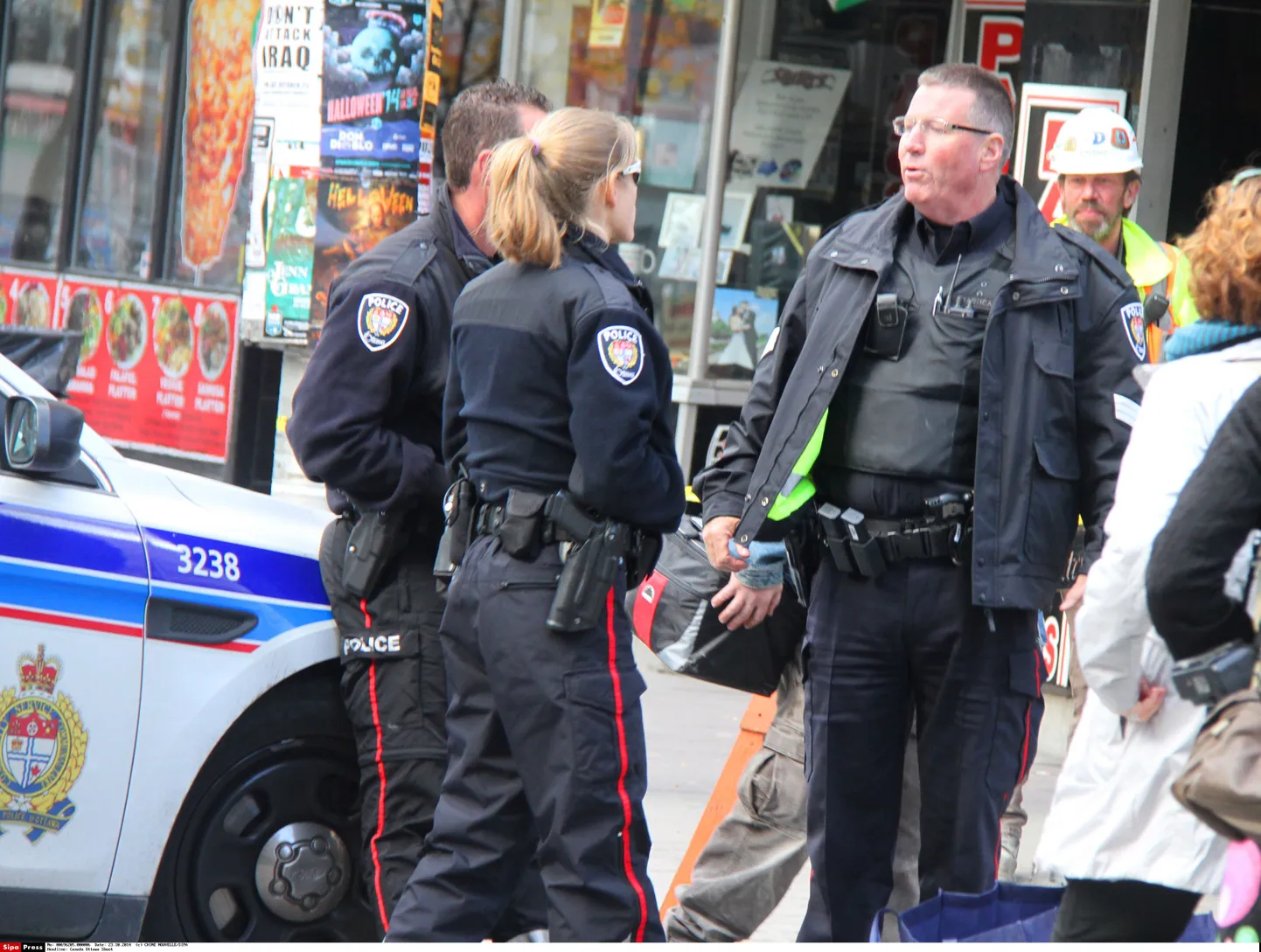 Канадские полицейские.