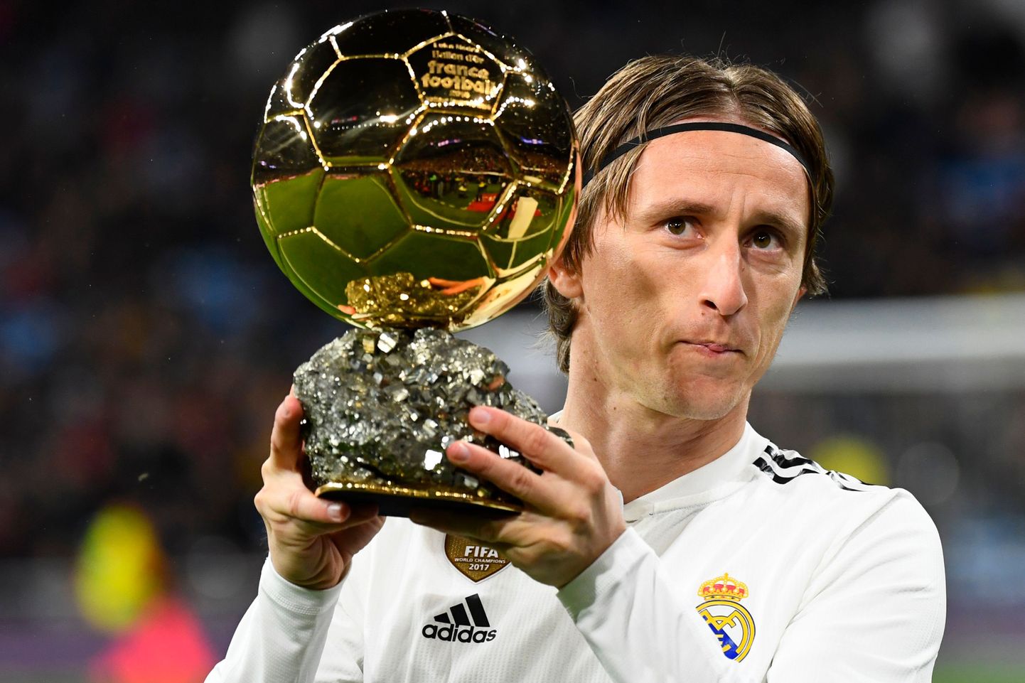 Luka Modric näitas auga välja teenitud Ballon d'Ori auhinda enne Madridi Reali ja Rayo Vallecano liigamängu Santiago Bernabeu staadionil ka rahvale.