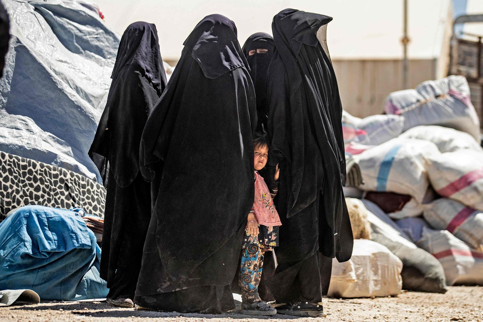 Islamiriigi võitlejate naised Kirde-Süürias Al-Holi laagris mais 2021