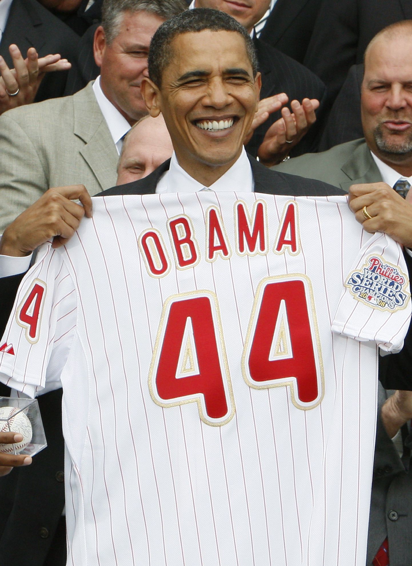 USA president Barack Obama hoiab käes MLB eelmise hooaja võitja Philadelphia Phillise poolt talle kingitud pesapallisärki.
