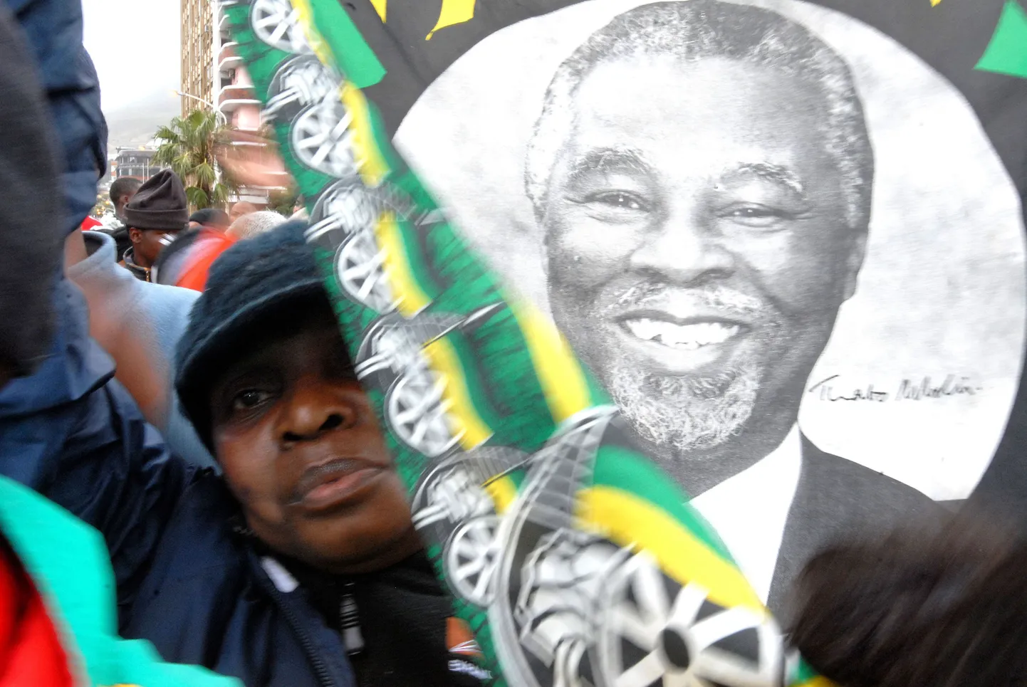 Lõuna-Aafrika Vabariigi presidendi Thabo Mbeki toetajad kogunesid pärast tagasiastumispalve esitamist parlamendihoone ette.