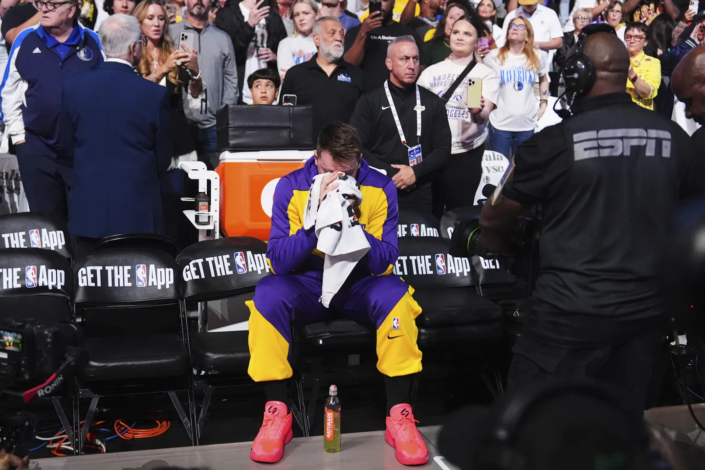 Luka Dončičs savā pirmajā spēlē Dalasā Losandželosas "Lakers" sastāvā.