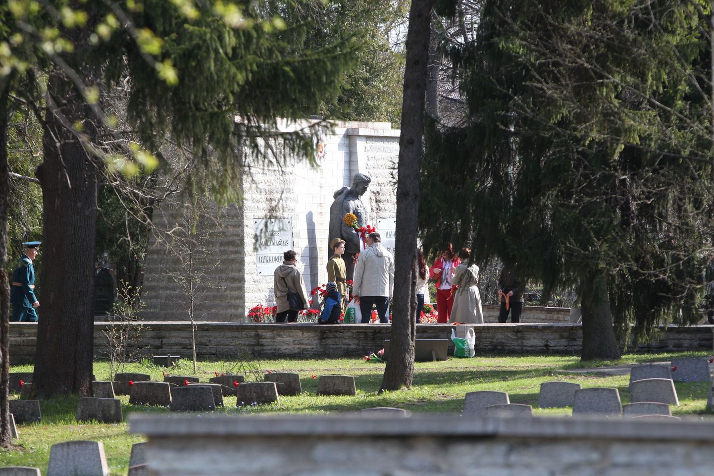 Kaitseväe kalmistu. Eestivenelased tähistavad Pronkssõduri juures võidupüha.